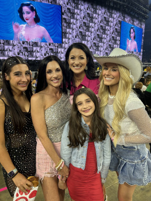 Taylor Swift ERAS tour with mom and sisters!